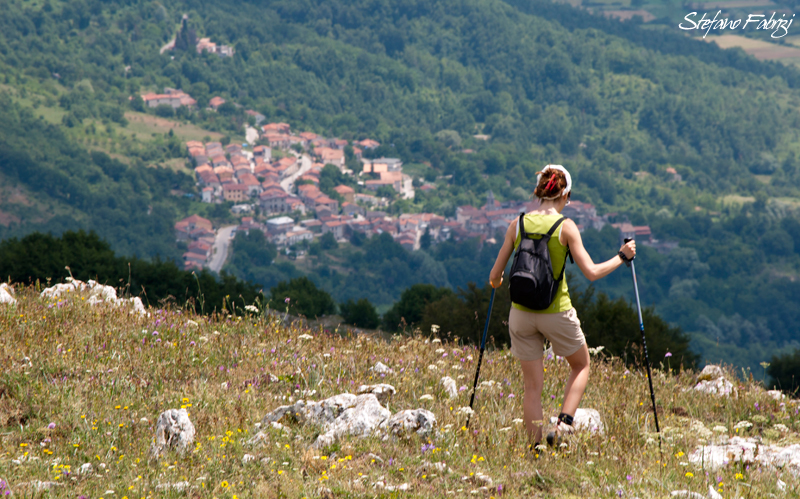 Un'escursionista e Gallo sullo sfondo (di Stefano Fabrizi)